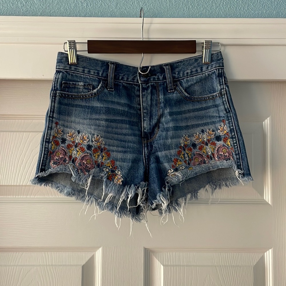 Hollister high rise shorts w / flower embroidery | Size 3